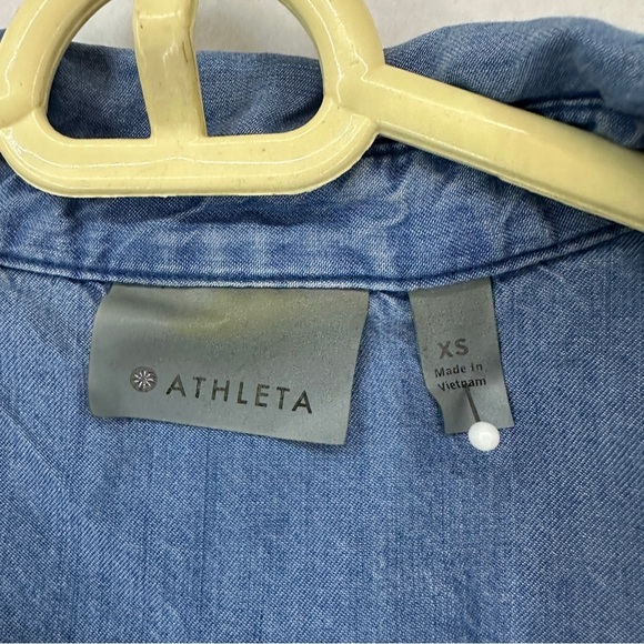 Athleta Shirt Bootjack Chambray ButtonUp Denim Split Back Top Woman’s XS Blue - Picture 5 of 12
